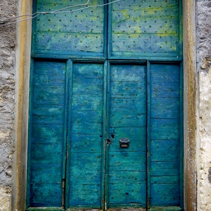 Double grande porte bleue cloutée  - Italie  - collection de photos clin d'oeil, catégorie portes